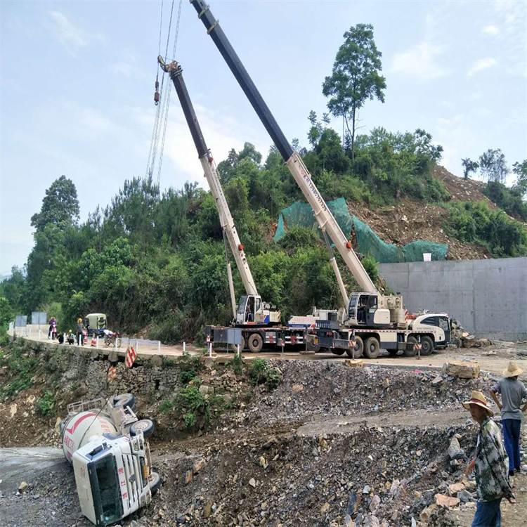 郧阳汽车掉沟里叫吊车救援要多少钱